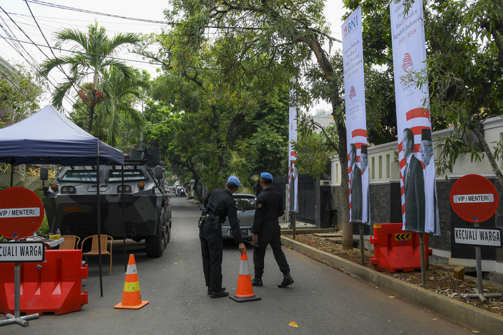 Selain aparat keamanan bersenjata, satu unit kendaraan Anoa milik Mabes TNI juga terparkir di kawasan tersebut. 